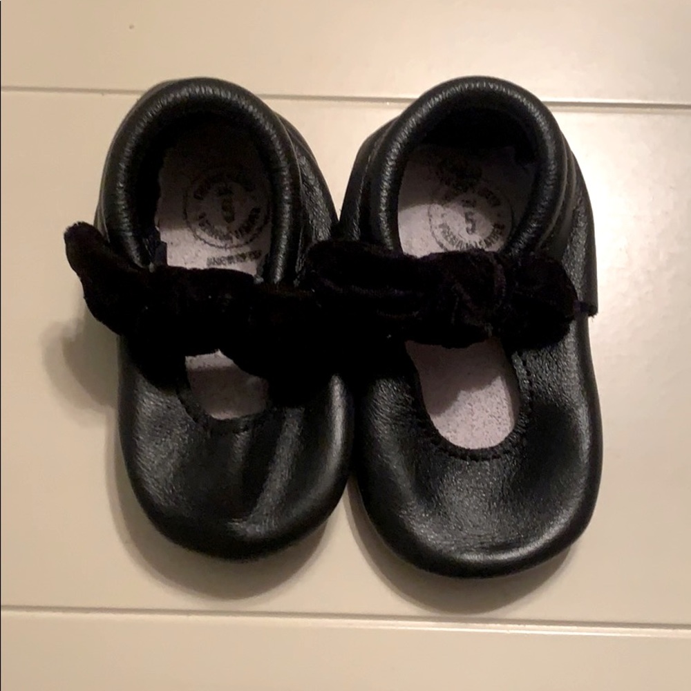 Like new ebony knotted bow moccs